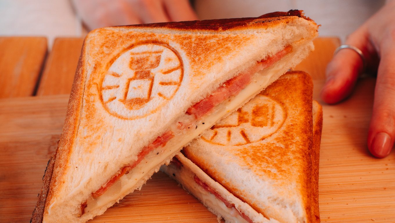 コンビニ食材のホットサンド